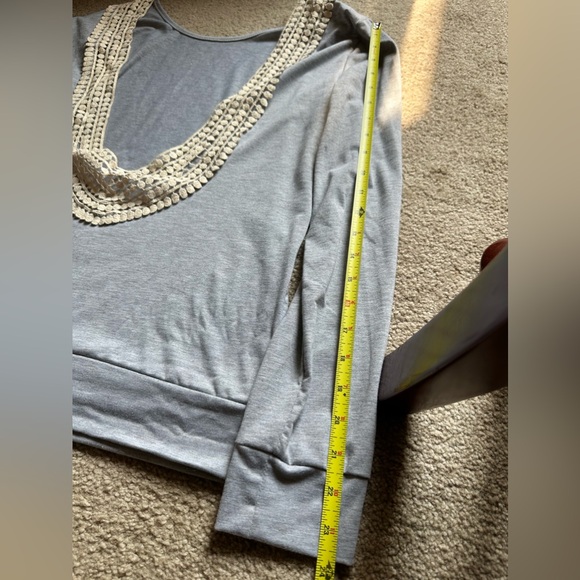 Long sleeve gray open back Top - Ladies Women’s Size Medium m Crochet Design - Picture 5 of 8
